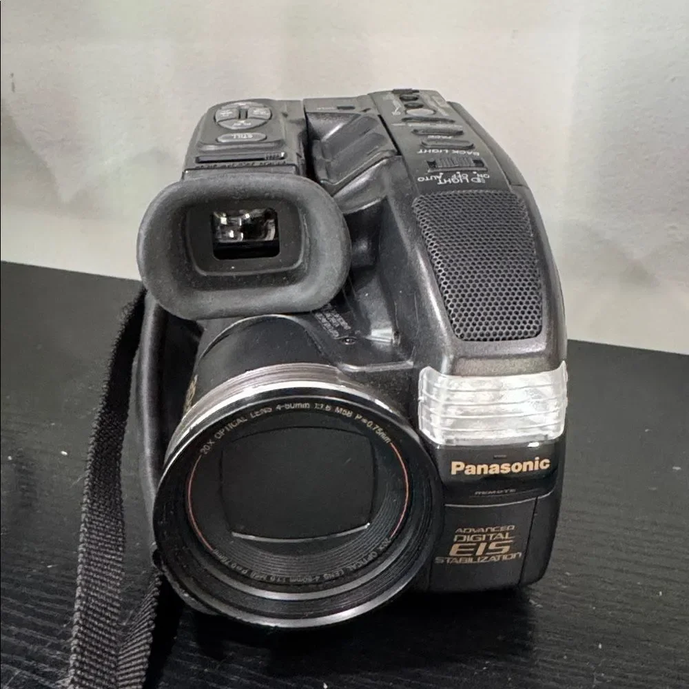 Panasonic PV-D507 Palmcorder VHS-C Camcorder Black 20x optical zoom